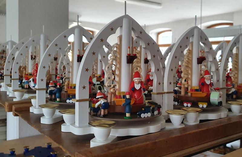 Santa Pyramid, white by Richard Glasser GmbH