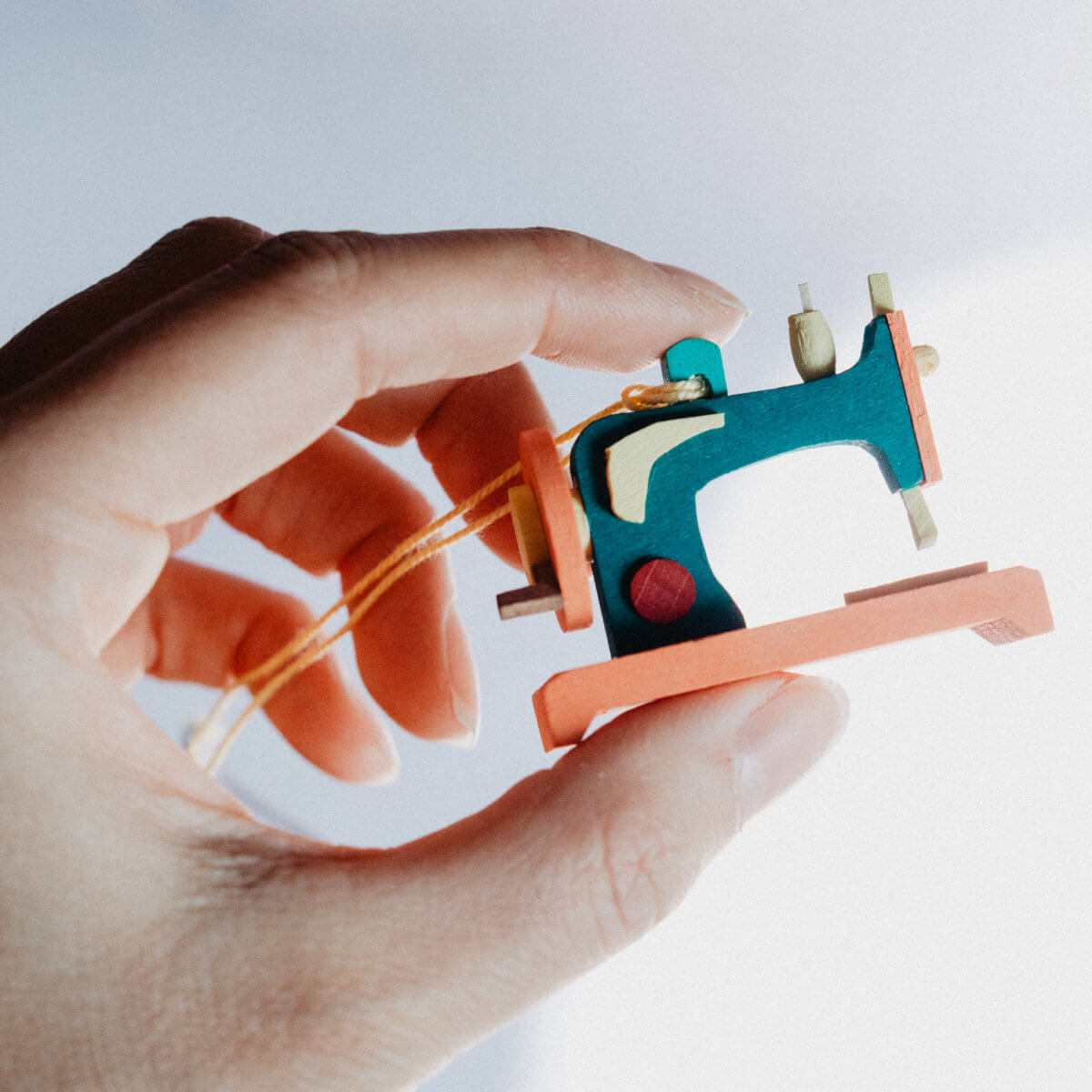 Sewing Machine Ornament by Graupner Holzminiaturen