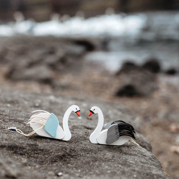 Swan ornament by Graupner Holzminiaturen