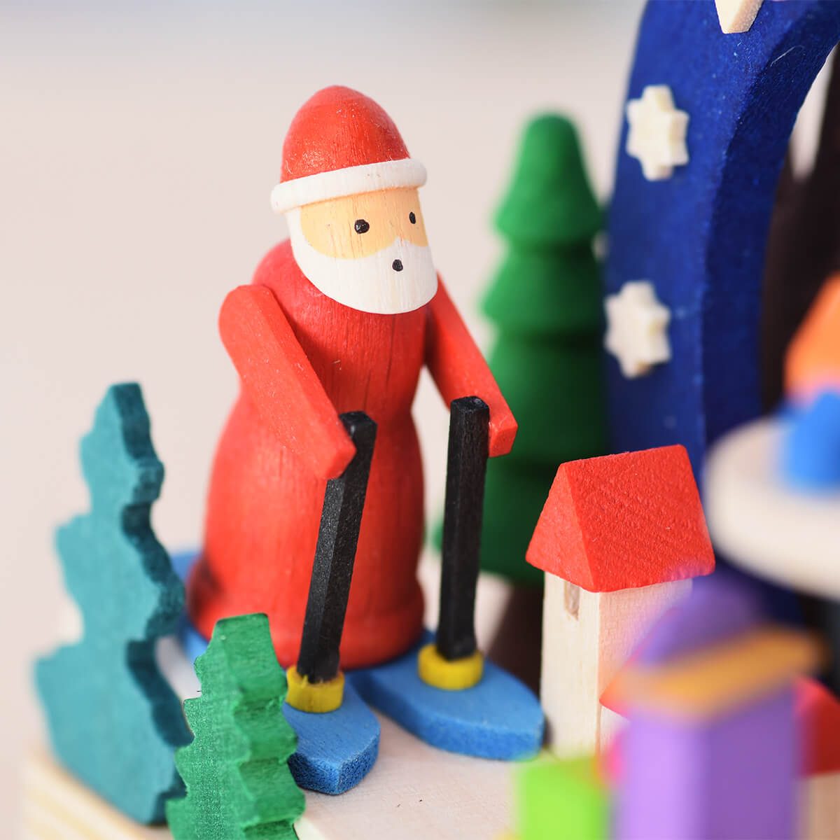 Santa Claus with Single Tealight, Pyramid by Graupner Holzminiaturen