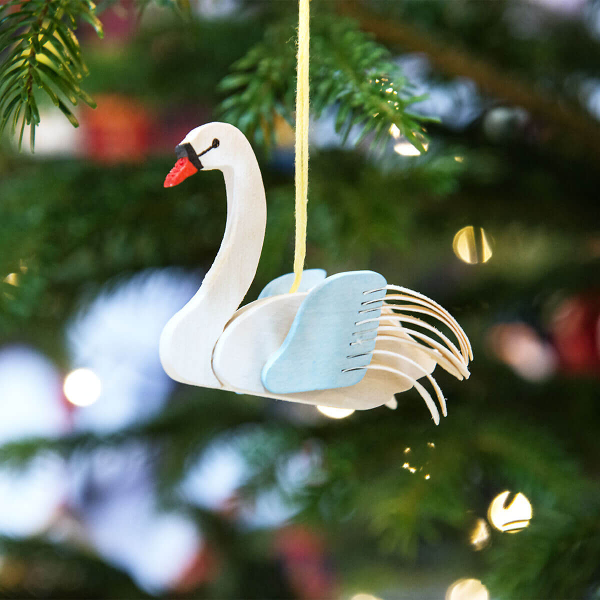 Swan ornament by Graupner Holzminiaturen
